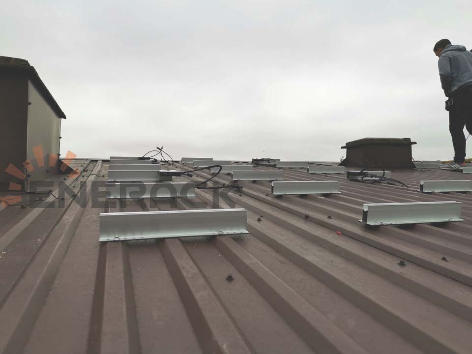 Mini rail for trapezoidal sheet metal