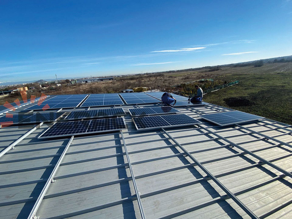 100 kW D01 L-Füße für Trapezbleche in Bulgarien