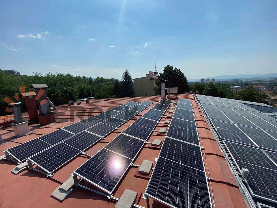 35 kW Ballastiertes System & D01 Blechdachsystem in Bulgarien 