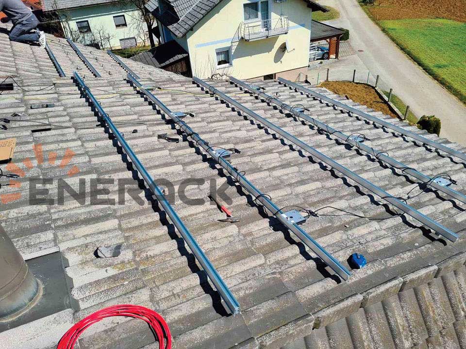 8 kW T17 Ziegeldachhakensystem in Slowenien