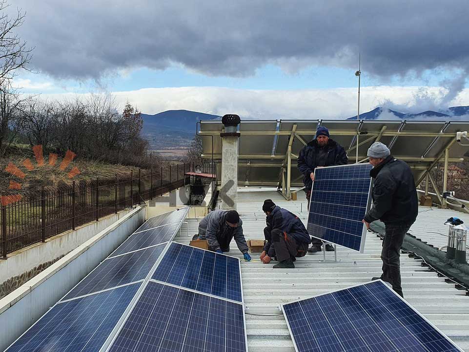 35 kW Ost-West-Dachanlage mit Neigung in Bulgarien
